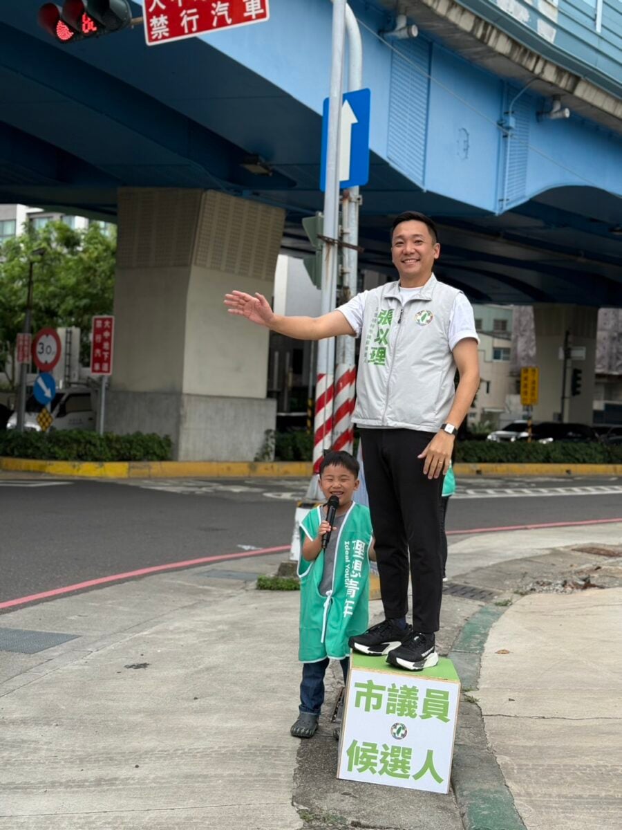 ▲「最萌麥克風手」陪爸爸站路口!張以理攜妻兒全家出動,主打打造友善育兒城市。