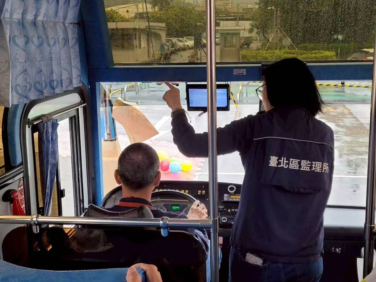 ▲社會局攜手台北區監理所,讓板橋區新興里長輩實境體驗大型車視野死角及內輪差等道安宣導。