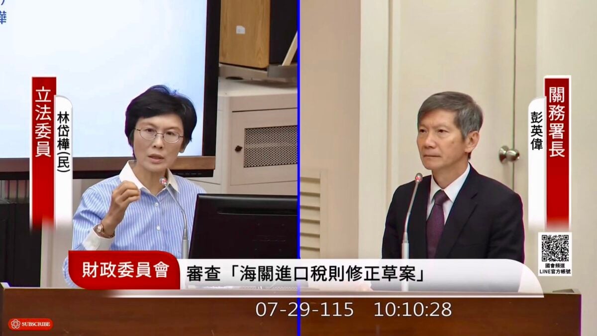 ▲立委林岱樺質詢關務署署長彭英偉，要求檢討EZ WAY收費機制及保障網購族權益。