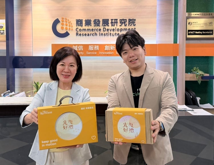 ▲財團法人商業發展研究院張皇珍副院長、以及配客嘉股份有限公司葉德偉執行長邀請各界採購「光復好禮」，成為支持花蓮光復及鳳林的企業超人！