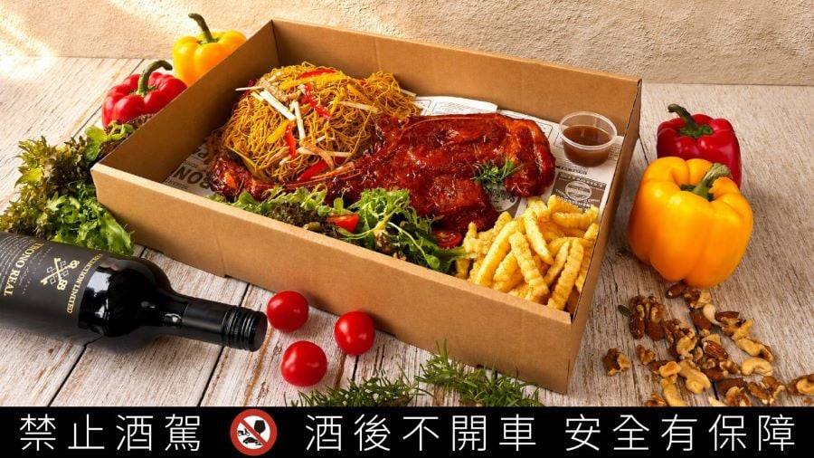▲「戰斧豬排手提禮盒」由飯店主廚精心設計，包含霸氣戰斧豬排、經典豉油皇炒麵、堅果時蔬沙拉、酥脆薯條以及精選進口紅酒一瓶。