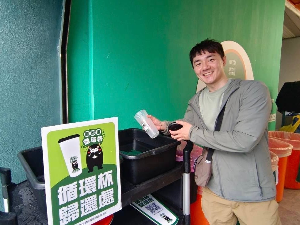 ▲高雄市環保局於澄清湖棒球場推「減塑鷹援」一起用循環杯挺棒球,於出入口設置歸還點,讓球迷輕鬆完成歸還流程。