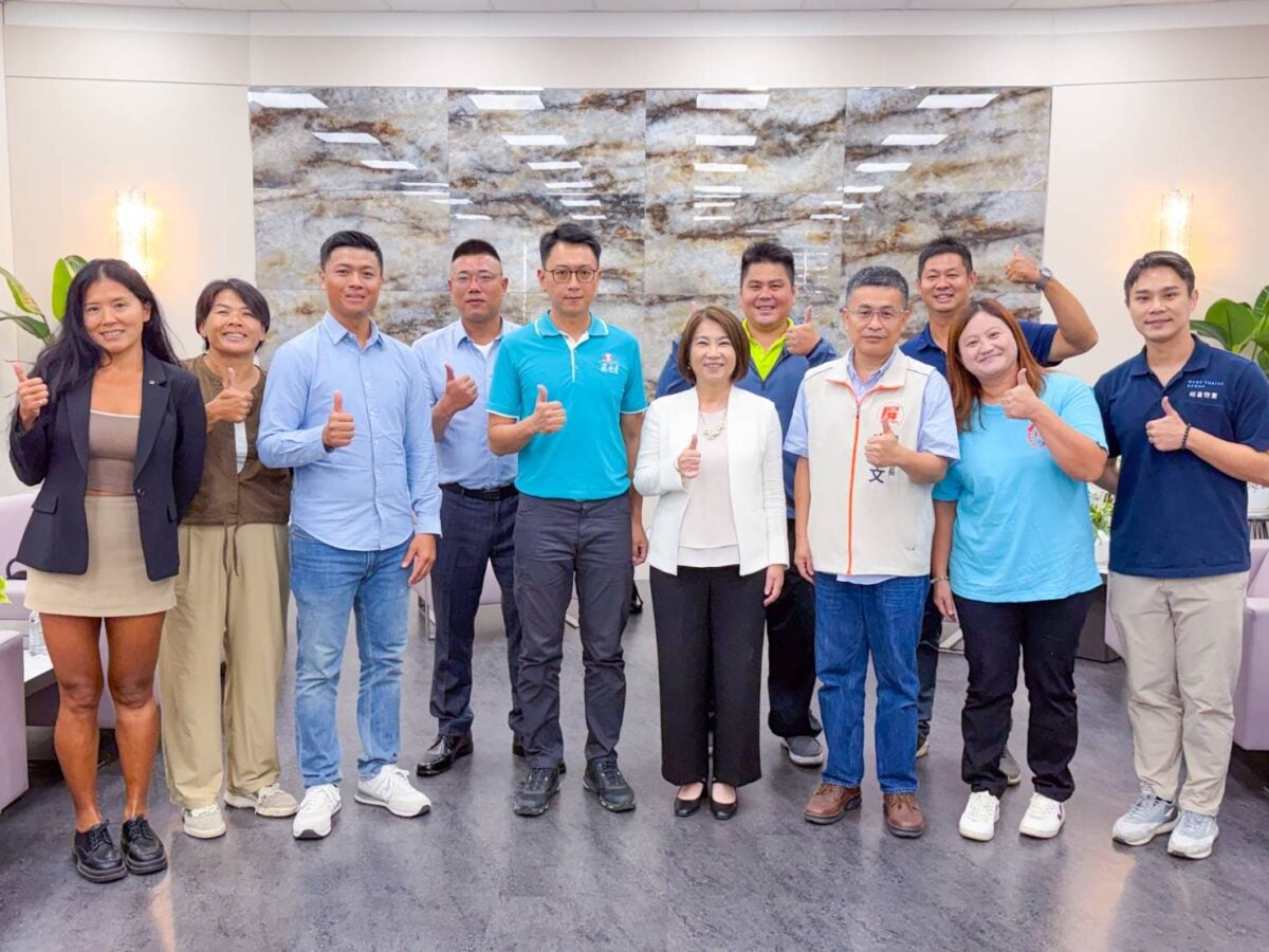 ▲周春米縣長祝賀8位屏東縣優秀青年農民獲得「百大青農」殊榮。
