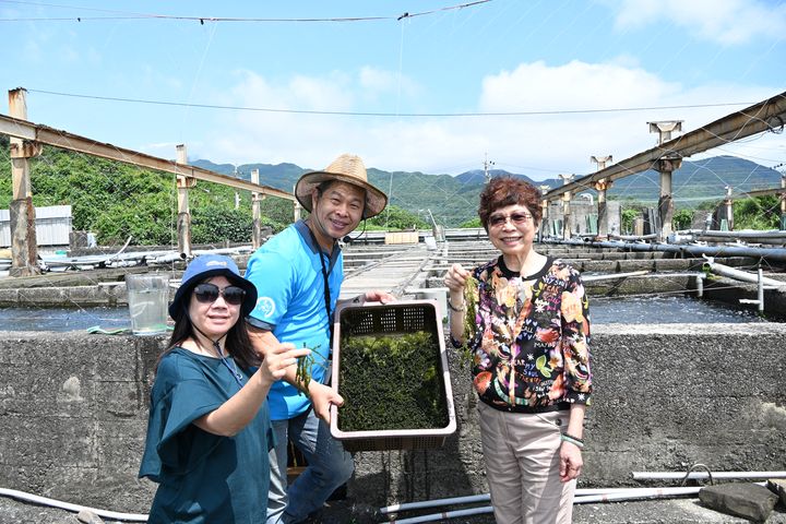 (左起)交通部觀光署東北角及宜蘭海岸風景區管理處處長游麗玉、鮮物本舖創辦人李勝興、台灣旅遊交流協會執行委員會主委賴瑟珍。 記者-王政/攝