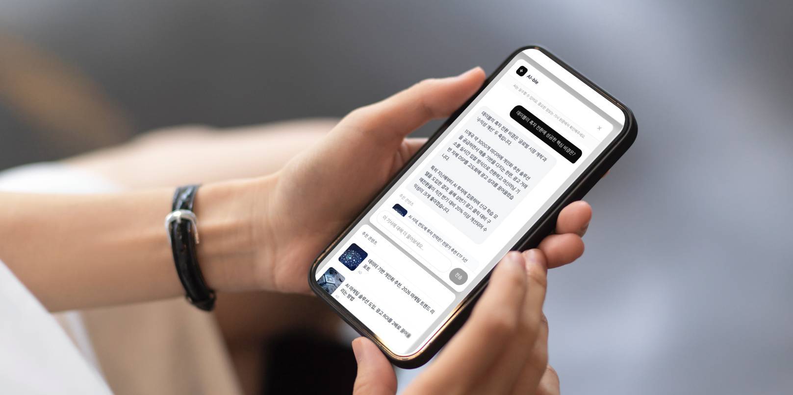 「AI-ble」以推薦問題卡片與對話視窗形式,嵌入新聞內文,讓讀者邊讀邊問、留在報導裡。 (圖/Dable提供)