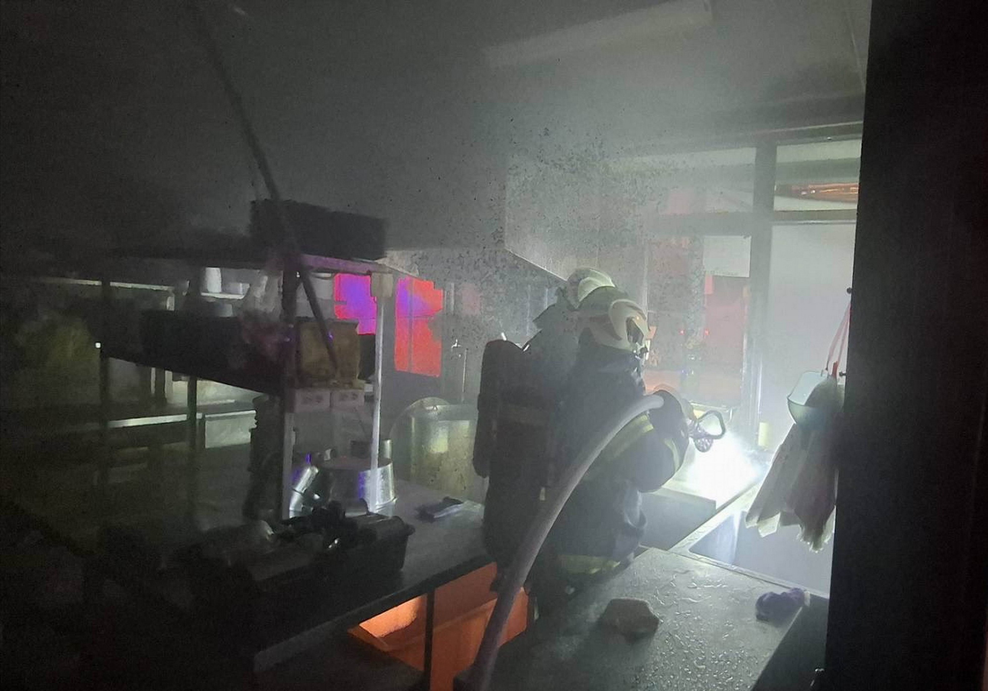 名店鵝老大深夜竄火!廚房起火急灌救 網友喊:我的愛店 - https://www.watchmedia01.com