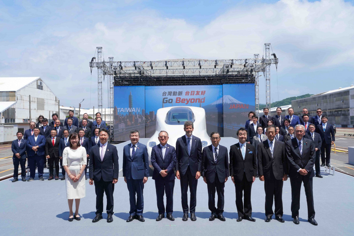 台灣高鐵新世代列車N700ST，30日在日本山口縣日立笠戶工廠正式出廠。（圖／台灣高鐵公司提供）