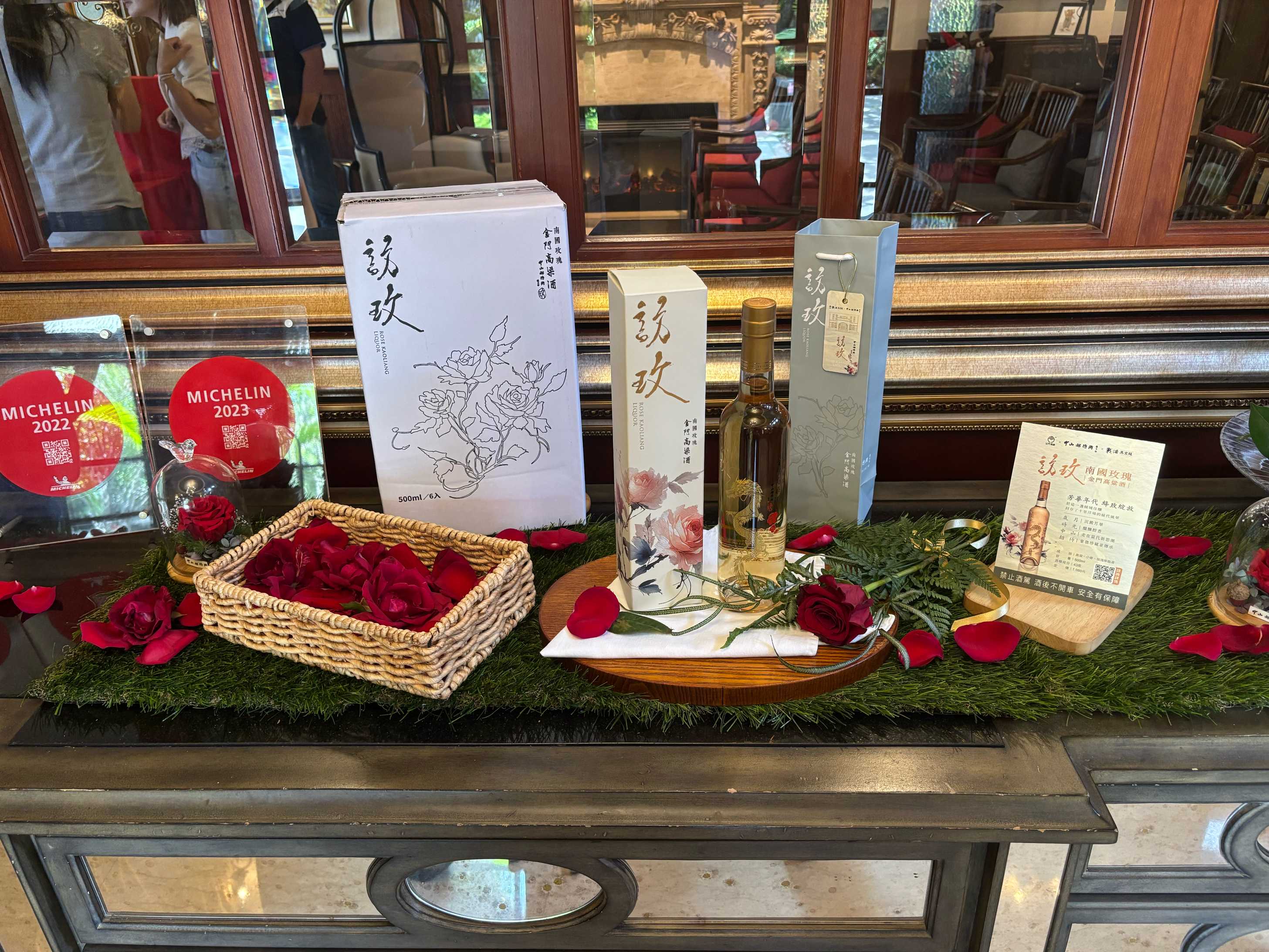 台灣有機玫瑰遇上金門高粱 耗時三年打造「訪玫」花香酒新品上市