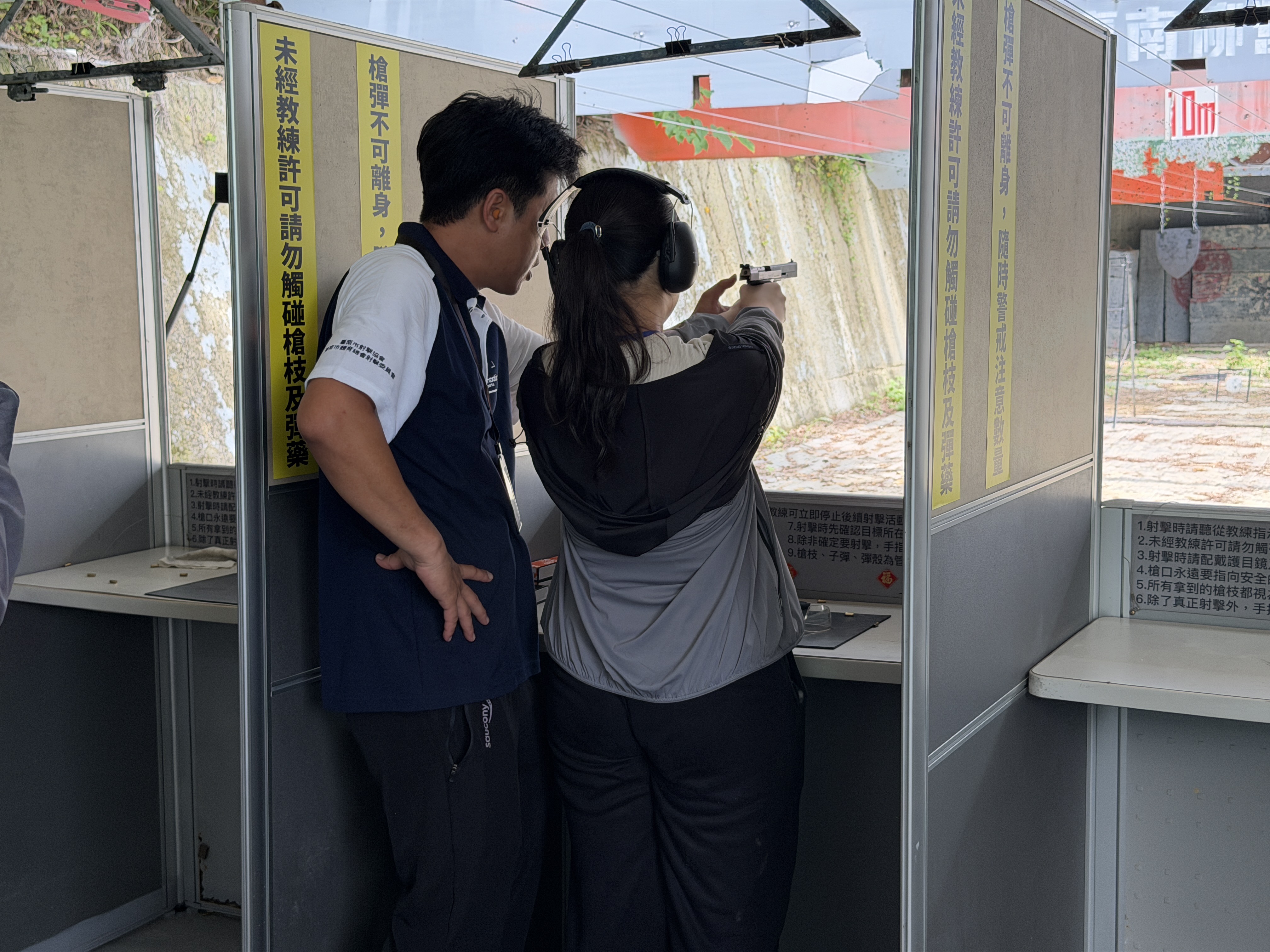 ▲不是打電動!柳營靶場辦「射擊體驗」防偏差 射擊協會理事長蔡岳勳:盼建立正確觀念(圖/記者王俊勝 翻攝)