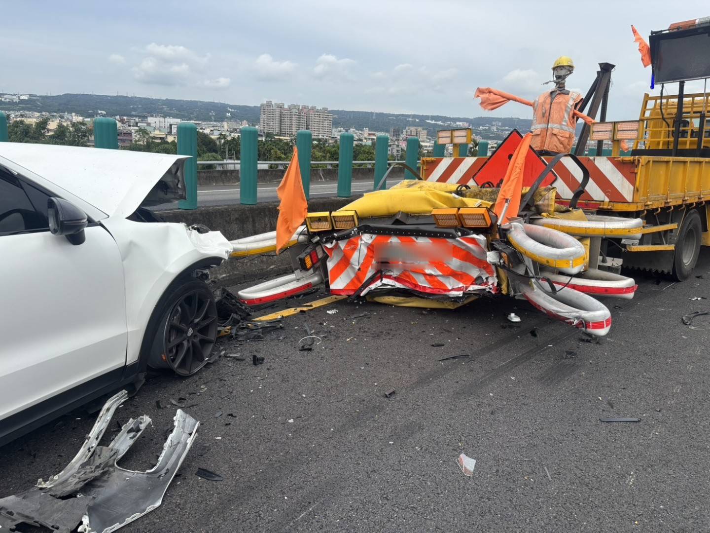國道3號北向南投路段今(30)日上午發生一起追撞事故,一輛自小客車行駛途中追撞正在執行施工安全防護的大貨車(施工緩撞車),所幸事故未造成人員傷亡。警方表示,自小客車駕駛自述事故發生時有使用輔助駕駛系統,詳細肇事原因仍待進一步釐清。