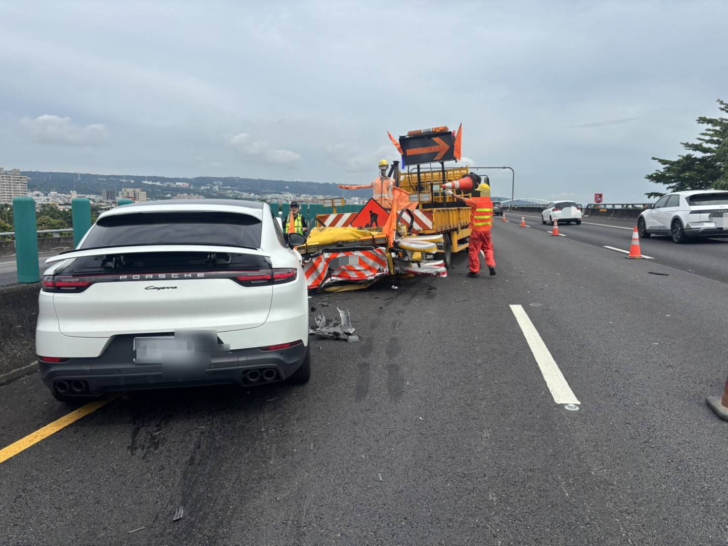 國道3號南投路段自小客追撞施工緩撞車 駕駛稱有使用輔助駕駛系統