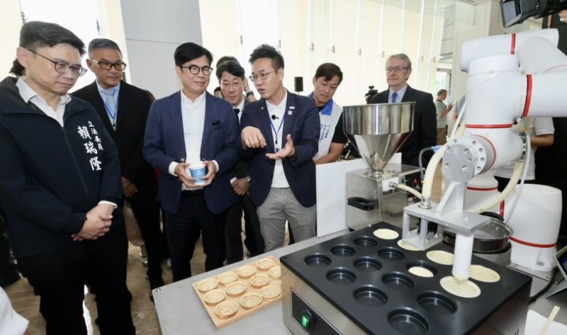 飛傲科技「機器人創新中心」進駐高軟 陳其邁:歡迎投資高雄,期盼共同茁壯