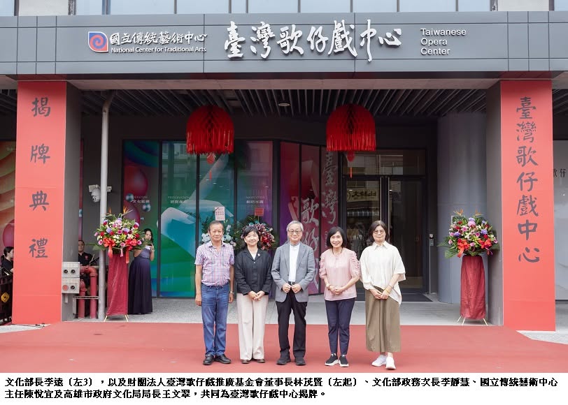 可能是一或多人和文字的圖像