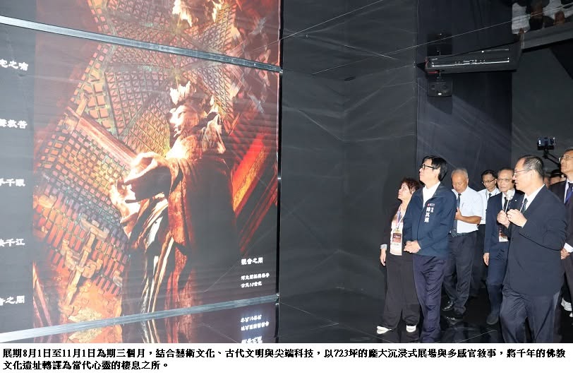 可能是一或多人和文字的圖像