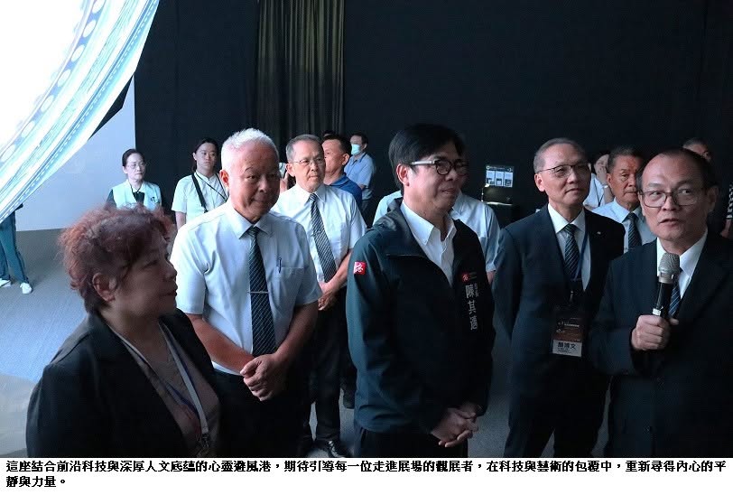可能是一或多人和文字的圖像