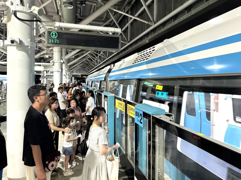 人氣續升溫首月運量破90萬人次 三鶯線免費搭乘延至8月底 41 《圖說》三鶯線試營運搭乘熱度持續攀升,8月1日起將試營運時間延長至每天上午8時至晚間10時,全線免費搭乘措施也同步延長至8月31日。〈新北捷運公司提供〉