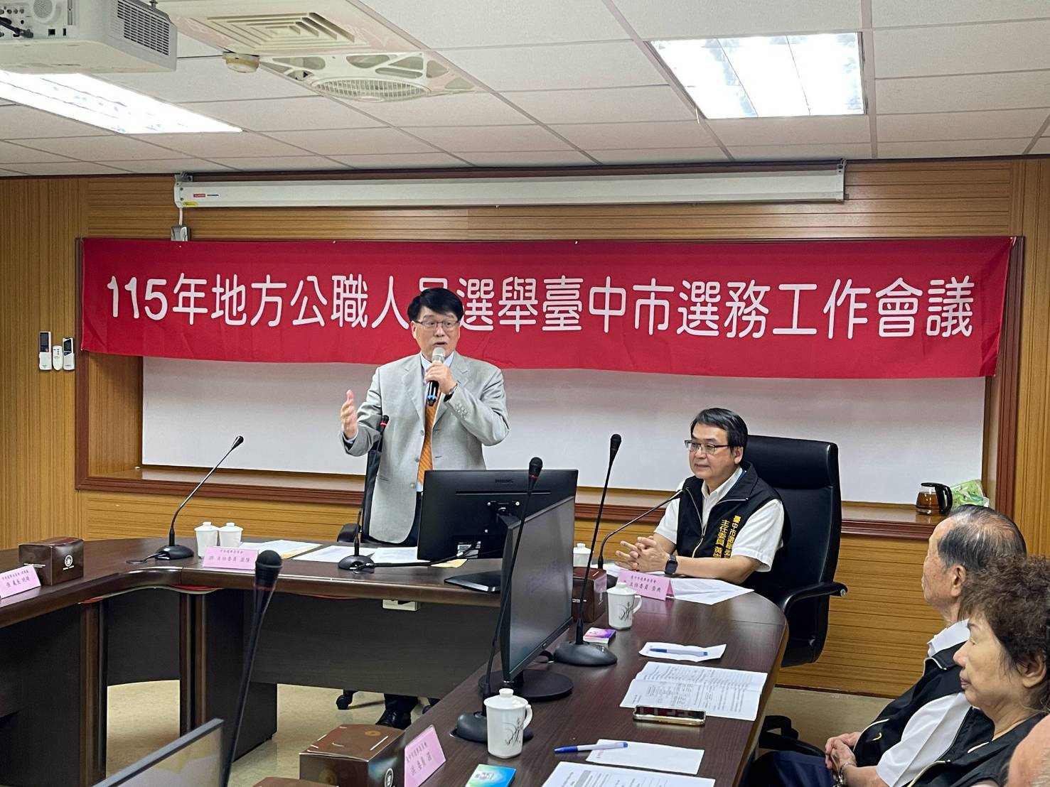 訪視臺中市選委會 中選會主委游盈隆「十字箴言」勉勵做民主守護神 37 381368 0