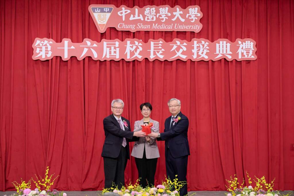 ▲中山醫學大學第十六屆校長交接典禮,由董事長周英香(中)監交,卸任校長黃建寧(左)與新任校長林俊哲(右)完成印信交接。(圖/中山醫大提供)