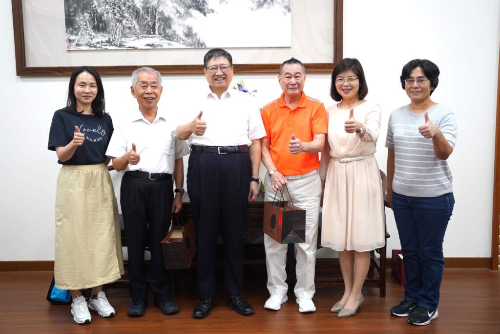 ▲新竹縣長楊文科（左三）十分重視客家文化的推動，邱榮光會長(右三)與陳石山(左二)相邀出席巴西客家懇親大會。