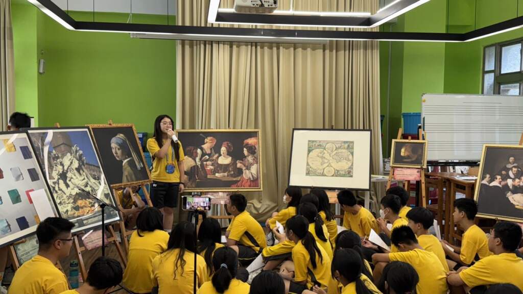 ▲游於藝展期間,李若歆透過畫作導覽介紹,將巴洛克的畫作分享給全校的師生。 的圖片