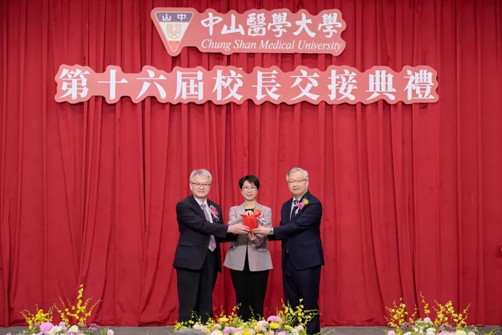 中山醫學大學第十六屆校長交接典禮,由董事長周英香(中)監交,卸任校長黃建寧(左)與新任校長林俊哲(右)完成印信交接。(圖/中山醫大提供)