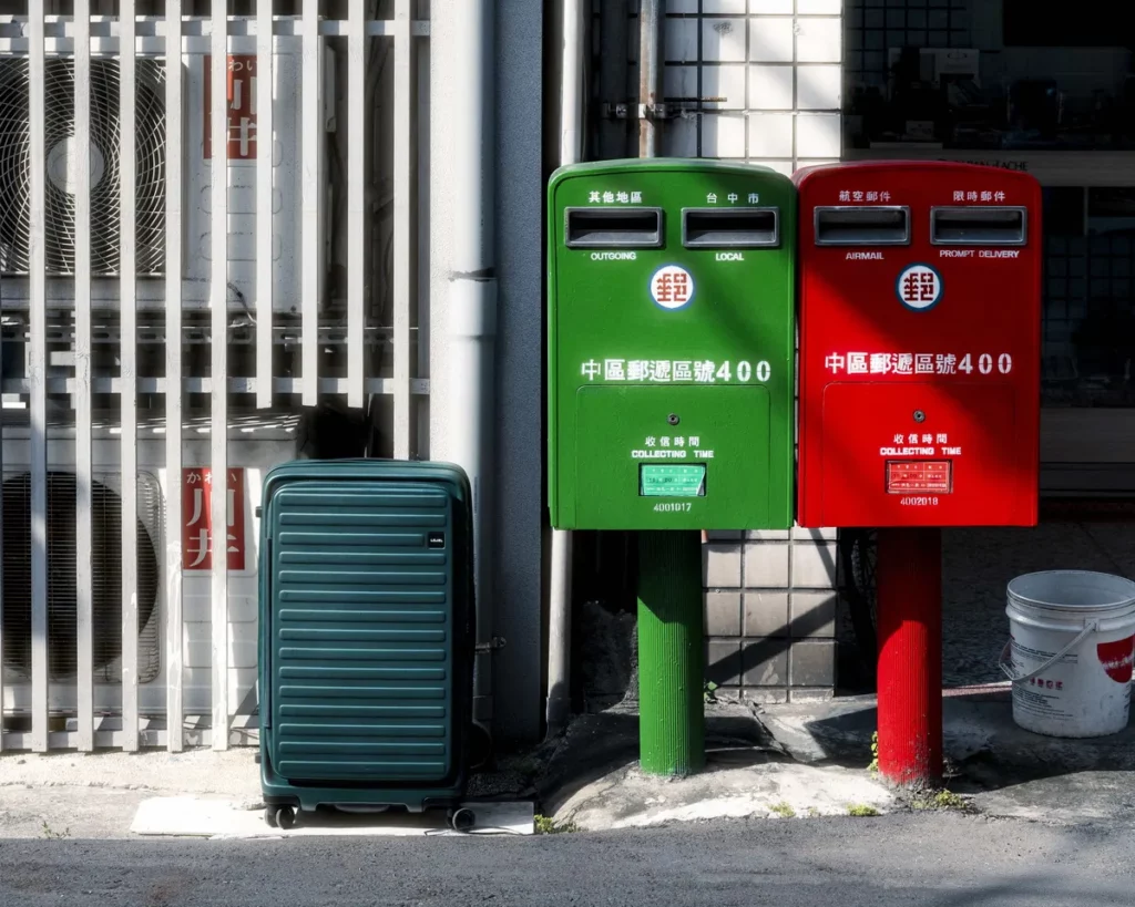 將全新 CUBO 森林綠旅箱「擬人化」呈現在鏡頭下，呈現極具溫度的台灣感性旅行風格