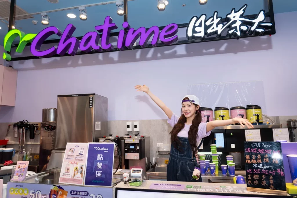 高人氣女神李多慧首度跨足手搖飲代言,自今年 6 月宣布合作以來,限定杯款與應援小卡引爆全台收集狂潮。圖/日出茶太提供