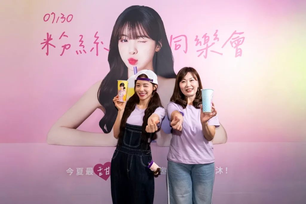 六角國際共同創辦人王麗玉表示,李多慧對手搖飲文化的熱情與了解讓人驚艷,雙方合作將持續深化,後續還有更多驚喜,現場更加碼宣佈當天送出 100 杯李多慧最愛的「金芒芙緹」請現場粉絲喝。圖/日出茶太提供