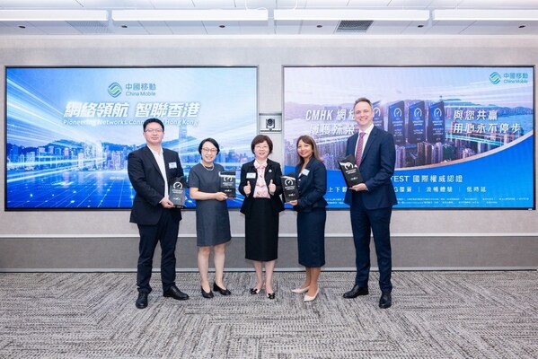 中國移動香港榮獲Ookla® Speedtest®頒獎「最佳流動網絡」、「最快流動網絡」、「最快5G網絡」及「最佳流動視頻體驗」四項大獎。(左起: 中國移動香港董事兼行政副總裁羅偉民先生、網絡部總經理劉麗萍女士、董事兼首席執行官石曉萍女士、Ookla® 亞太區主管 Susila Johnston 女士、全球品牌合作總監 Jim Nugent先生) 中國移動香港榮獲Ookla® Speedtest®頒獎「最佳流動網絡」、「最快流動網絡」、「最快5G網絡」及「最佳流動視頻體驗」四項大獎。(左起: 中國移動香港董事兼行政副總裁羅偉民先生、網絡部總經理劉麗萍女士、董事兼首席執行官石曉萍女士、Ookla® 亞太區主管 Susila Johnston 女士、全球品牌合作總監 Jim Nugent先生)