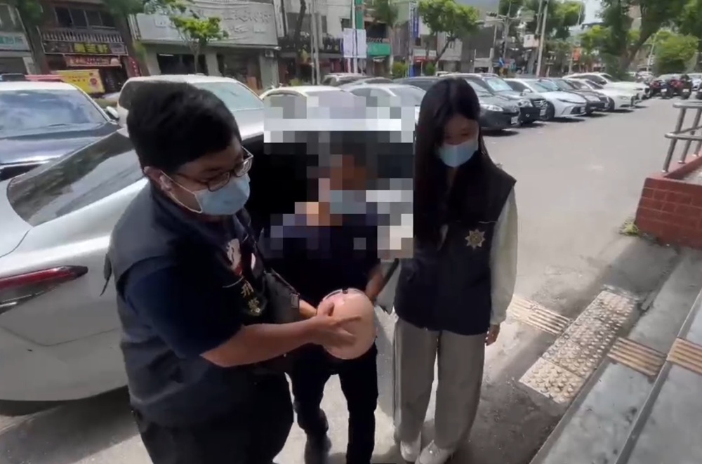 丟榔頭砸車 28歲機車男辯車輛加速逼近有危險 232 cnews204260730a07