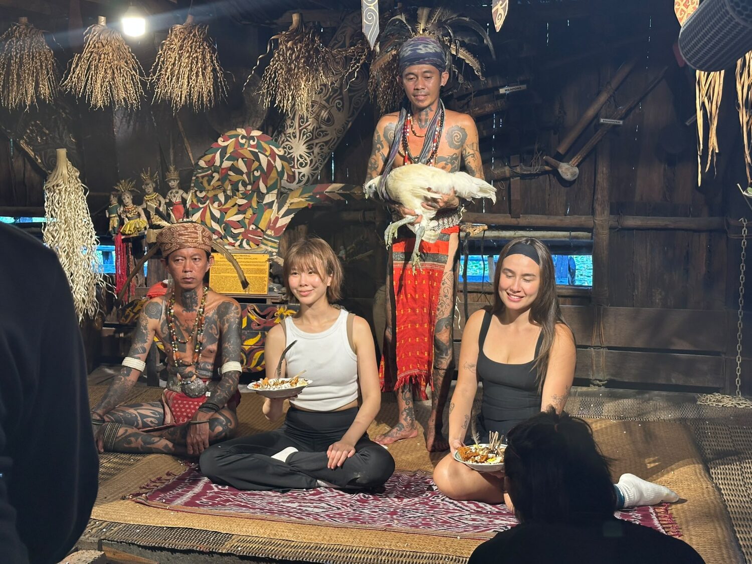  Miring 是砂拉越原住民族重要祭祀與祈福儀式，透過向神靈、守護靈與祖先獻上供品，祈求平安、健康與成功。Estelle 與 Safron 接受了 Miring 祈福儀式的祝福。(圖/AXN 提供)
