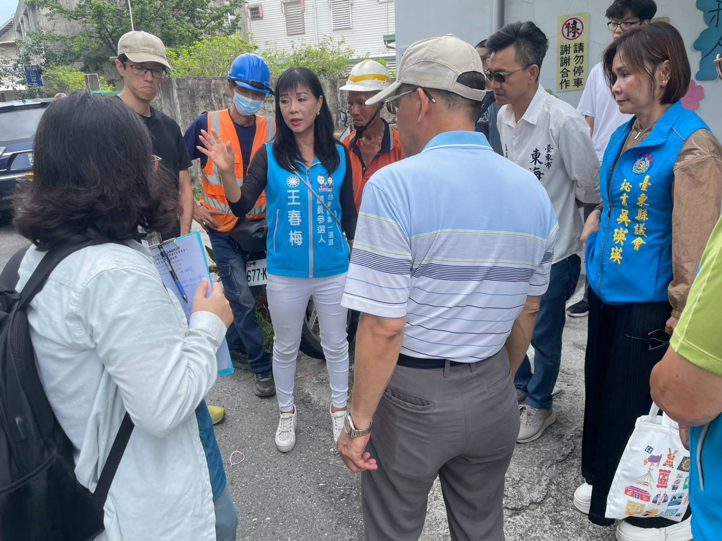 王春梅代表黃仁感謝林業及自然保育署台東分署積極推動工程,以及地方各界共同協力促成整治計畫。(圖/記者翻攝)
