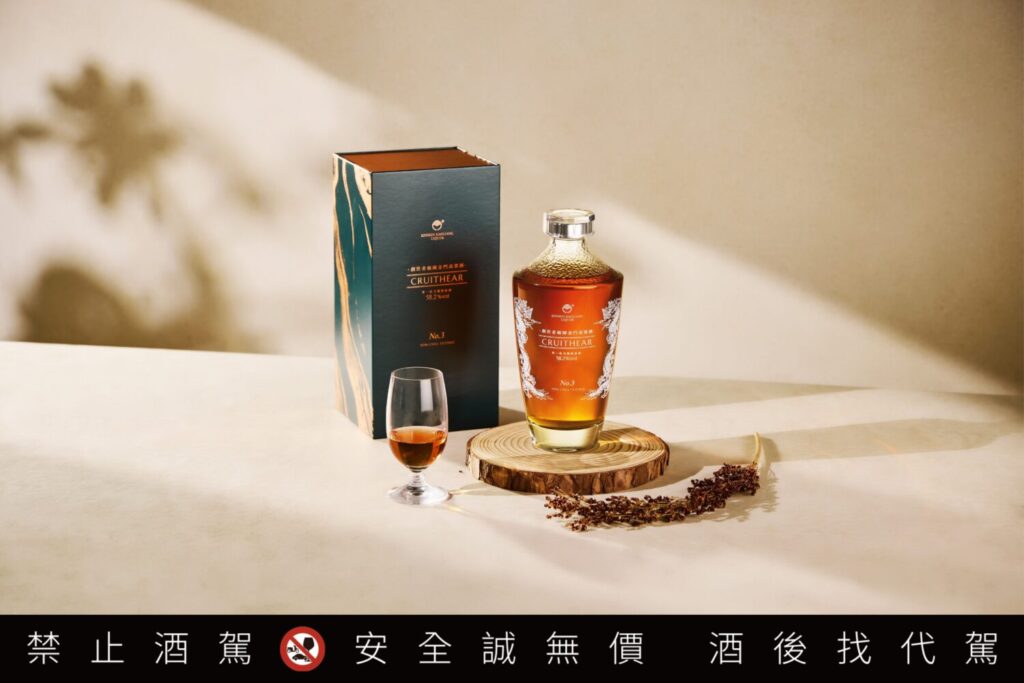 「創世者桶陳金門高粱酒 No.3」延續系列桶陳工藝,呈現隨時間陳化所帶來的風味變化。(圖/黑松公司提供)