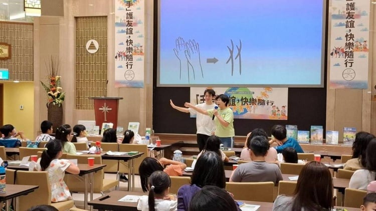 ▲講師林妙香講述生活落實品格的方法,也分享朋友二字的真諦。