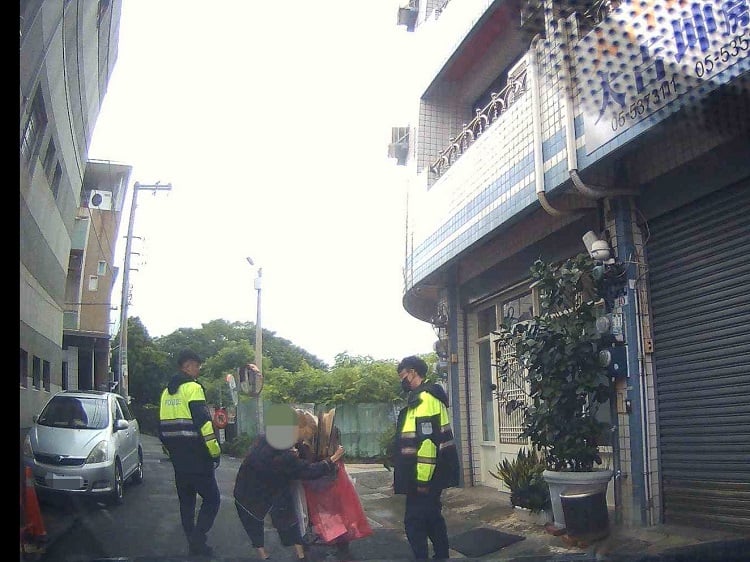 ▲老婦路倒街頭險象環生,斗六警即時守護獲民眾讚許。(記者劉峻文攝)