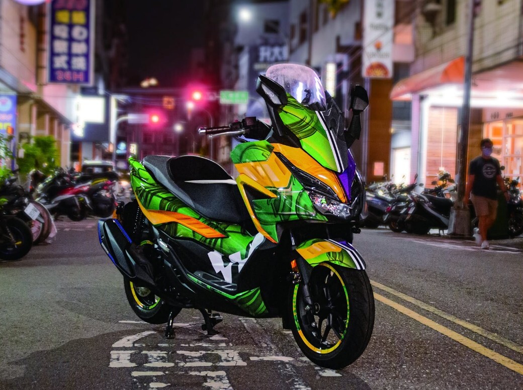台中重機貼膜推薦，針對曲面轉角與收邊處理，依車身線條調整圖像比例與貼合角度（圖/Medick Marketing Ltd.提供）  