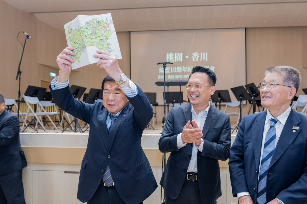 兌現兩年前的承諾,桃園市副市長蘇俊賓贈手繪四國地圖,見證桃園香川締盟10週年。<br /><br />