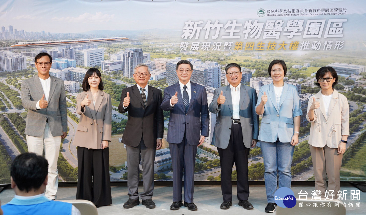 行政院長視察台大生醫園區第四生技大樓。