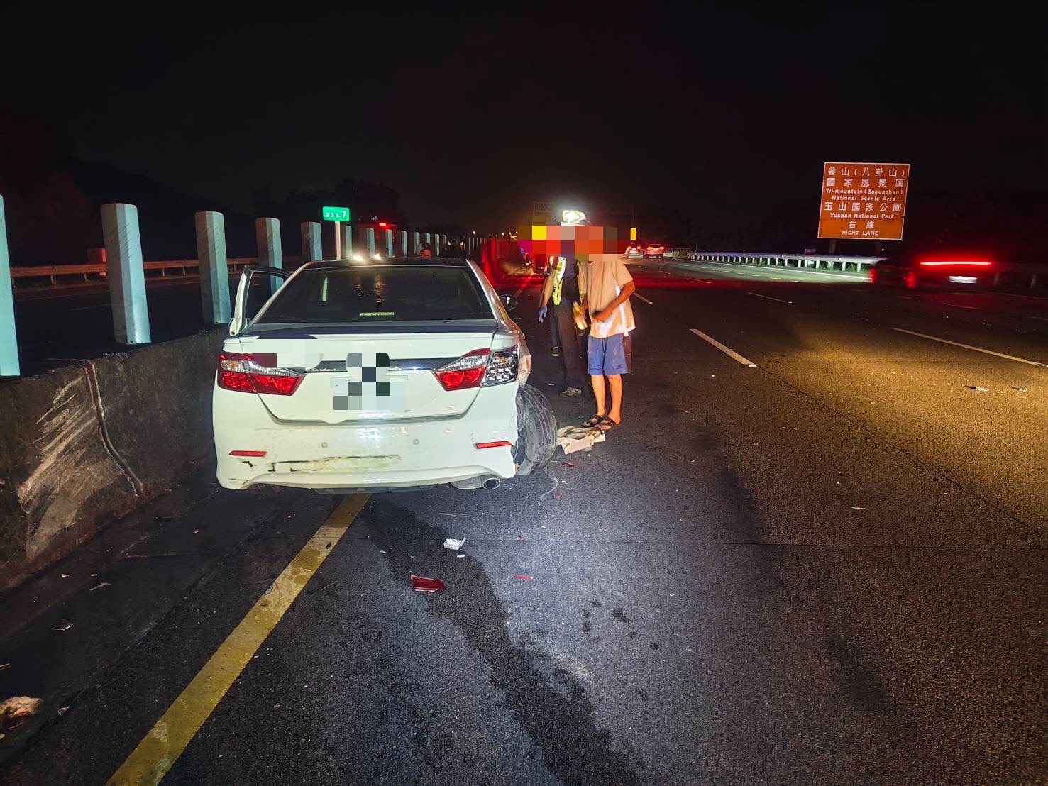 國道3號名間段自撞後停內側車道 後車追撞釀2傷
