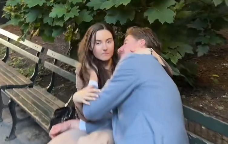 ▲美已婚名律師「公園激吻小16歲女同事」!喇舌肉貼全被拍 TikTok直擊瘋傳400萬次(圖/翻攝自 TikTok)