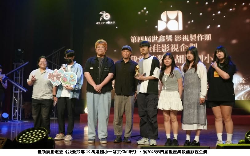 可能是一或多人、瀏海和文字的圖像