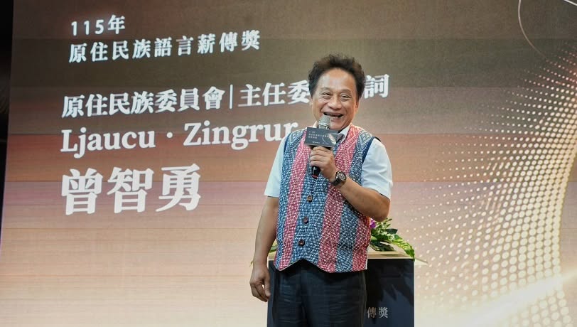 可能是顯示的文字是「詞 115年 原住民族語言薪傳獎 原住民族委員會|主任委 主任委 Ljaucu Ljaucu•z jaucu•Zingrur Zingrur 曾智勇」的圖像