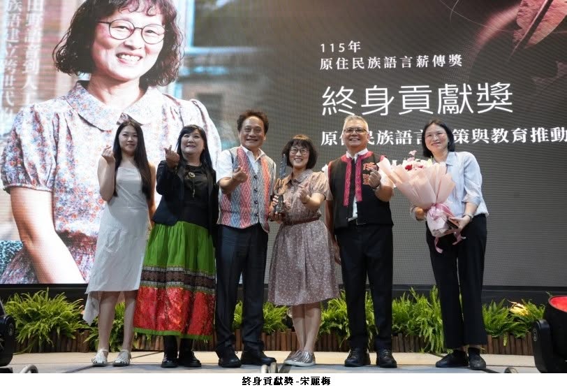 可能是一或多人和文字的圖像