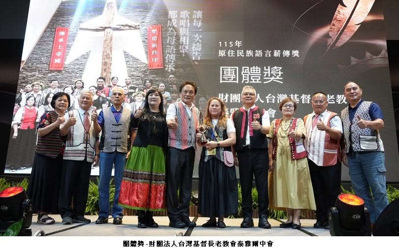 可能是一或多人和文字的圖像