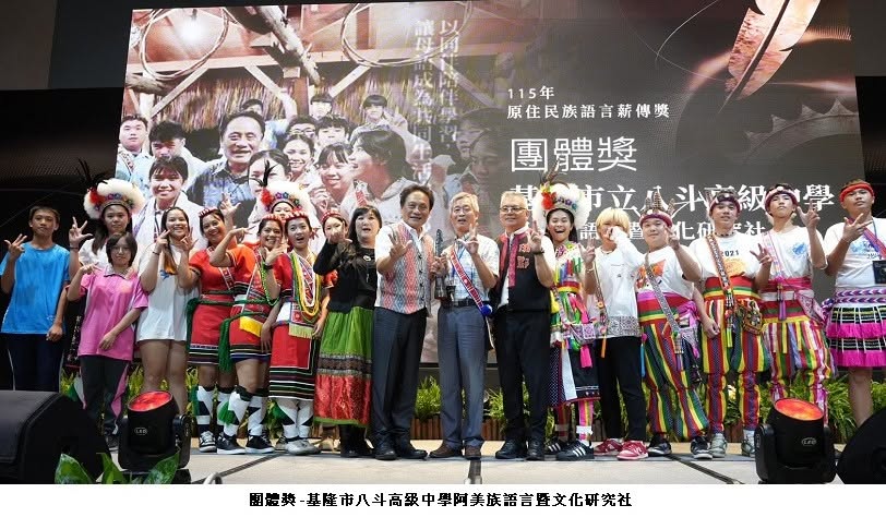 可能是一或多人、瀏海和文字的圖像