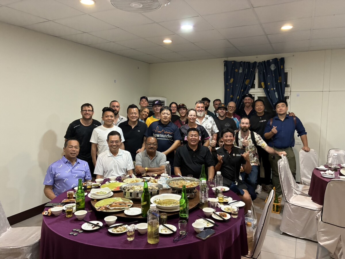 大洋洲客屬總會名譽總會長伍其修等客家僑領招待隊職員客家特色料理。(影像由記者郭晉嘉拍攝)。