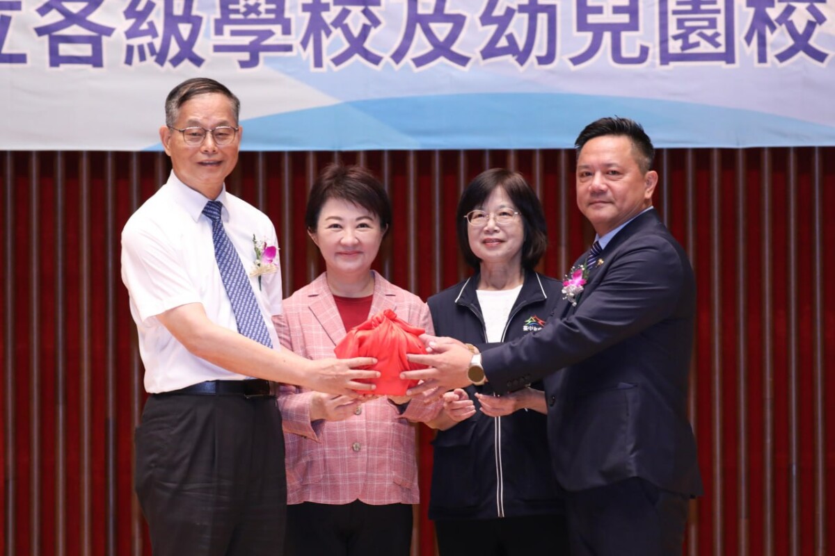 ▲中市102位校園長布達交接,盧秀燕勉有心有愛打造幸福校園。(圖/記者顏淑娟翻攝)