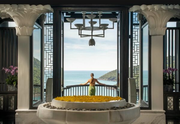 坐落於越南中部山茶半島、坐擁壯麗海景的峴港洲際陽光半島度假酒店,是一處集卓越設計、生態保育、身心靈療癒與頂級美食於一身的奢華天堂。(圖/業者提供)