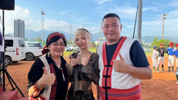 社團法人台灣原住民國際藝文產經交流協會創會理事長張琇雅(左)、全方位藝人寶兒(中)、社團法人台灣原住民國際藝文產經交流協會理事長張徐康群一同為原鄉盃所有參賽隊伍加油。圖/台灣原住民國際藝文產經交流協會提供