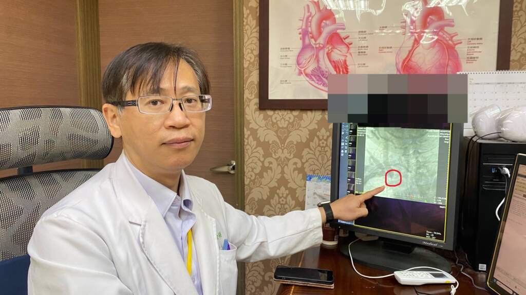 ▲員榮醫療體系員榮醫院心臟外科主任賴金湖醫師解說,患者無名靜脈完全阻塞(圖中紅圈處)。(圖/員榮提供)